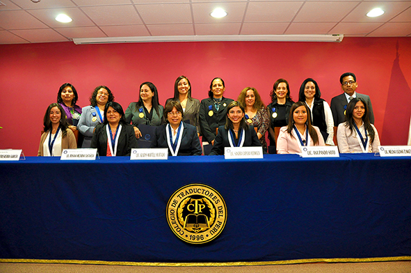 El Consejo Nacional con los nueve colegiados condecorados con la Medalla San Jerónimo 